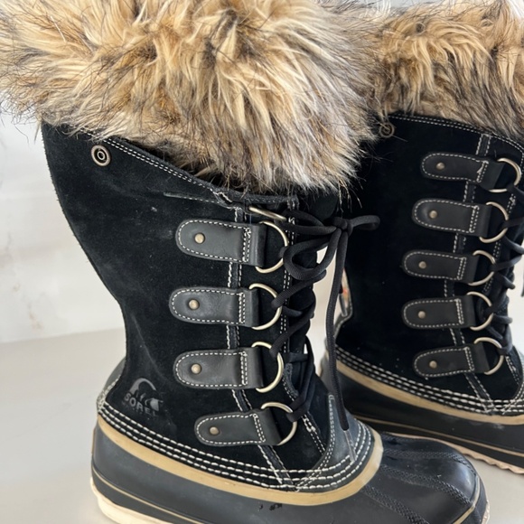 Sorel's Joan of Arctic Boots - Size 8 - Picture 4 of 10